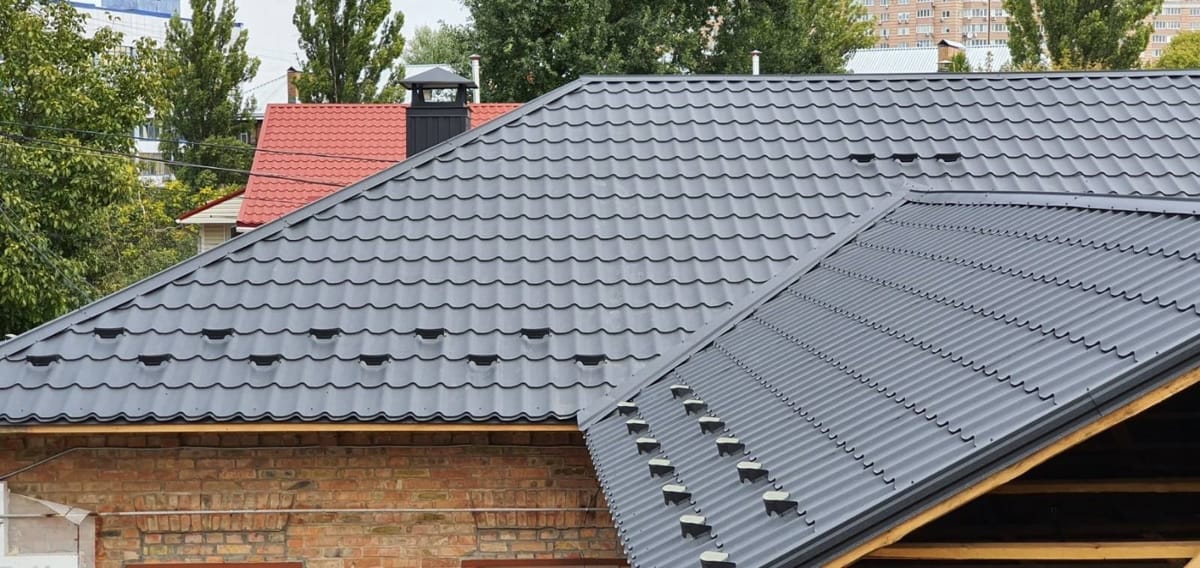 De ce tot mai multi proprietari opteaza pentru acoperisuri din tigla metalica?